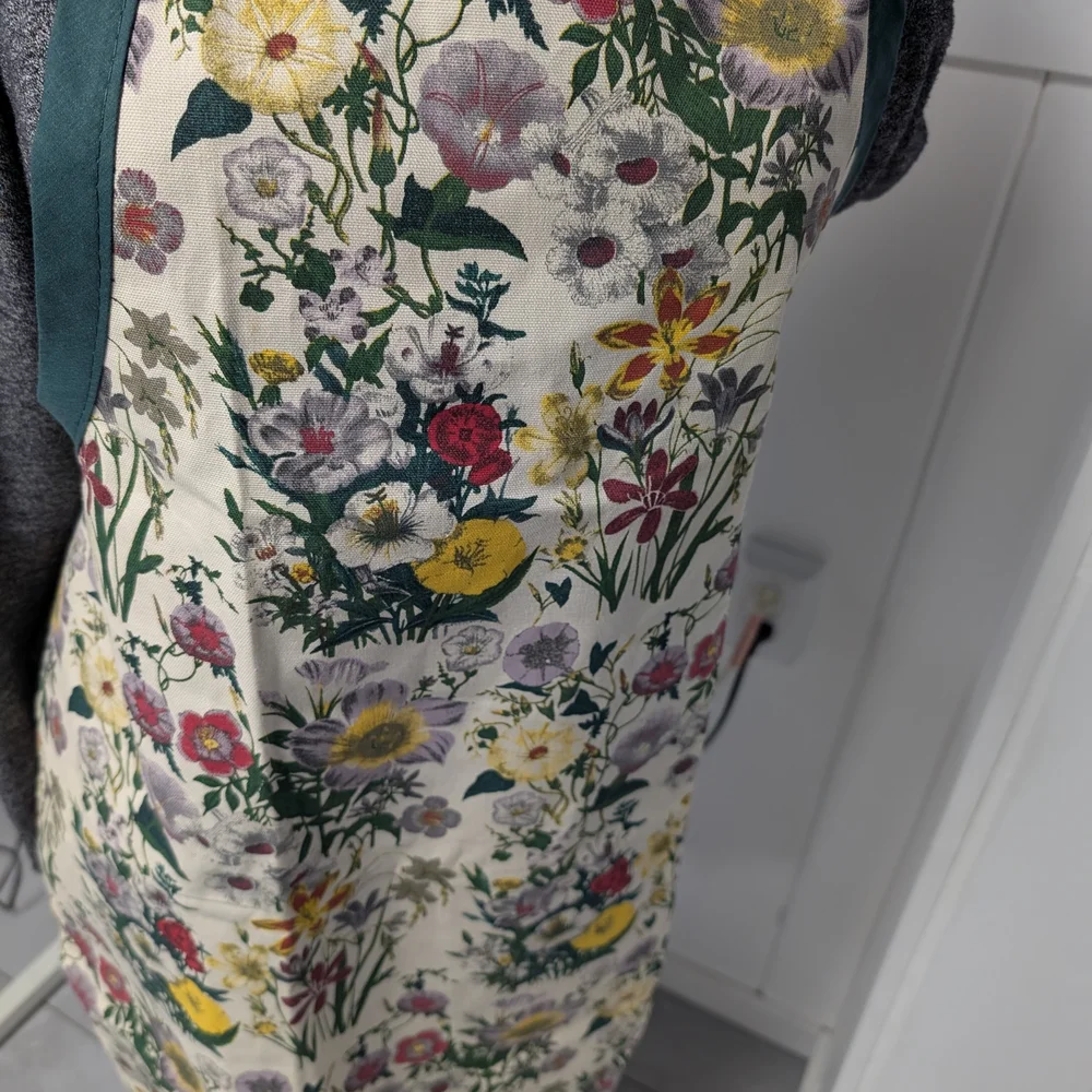 Chic Botanical Apron with Green Straps Smithsonian Institution